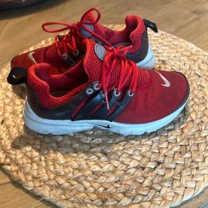 Nike boys  size 3 running shoe